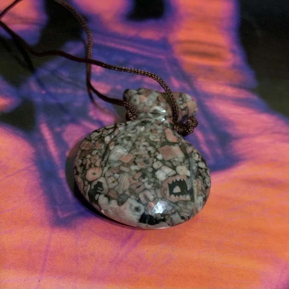 Crinoid fossil carved medicine pouch Sajen - Picture 6 of 11